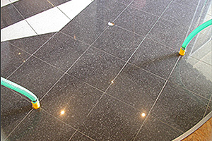 Immer wieder müssen Fliesen zur Vorbereitung der Trocknungsmaßnahmen zerstört werden.